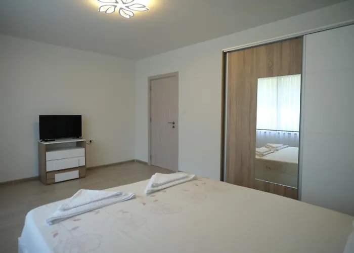 за гости симона Smoljan